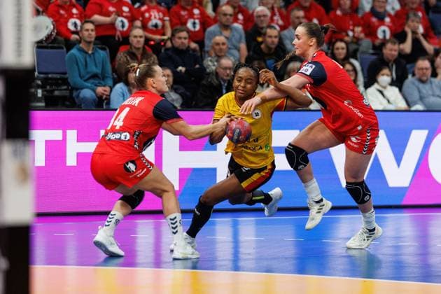 Helena Gilda Simao Paulo Angola in duel with Anniken Wollik Norway and Thale Rushfeldt Deila Norway , Norway vs Angola, Handball, IHF Womens Handball World Championship, Matchday 3, 01 12 2025 Norway vs Angola, Handball, IHF Womens Handball World Championship, Matchday 3, 01 12 2025 Copyright: xEibner-Pressefoto AlexanderxNeisx EP_ANS