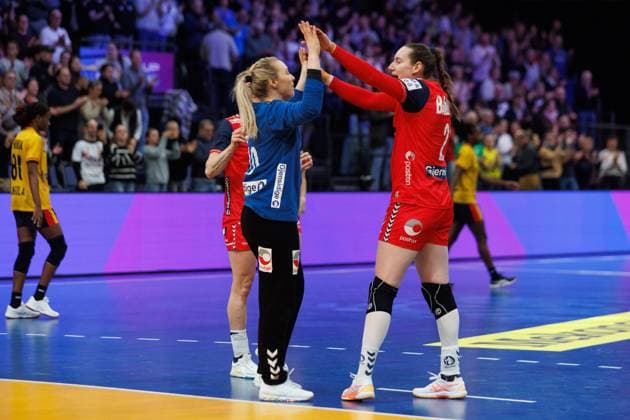 Eli Marie Raasok Norway and Ingvild Kristiansen Bakkerud Norway , Norway vs Angola, Handball, IHF Womens Handball World Championship, Matchday 3, 01 12 2025 Norway vs Angola, Handball, IHF Womens Handball World Championship, Matchday 3, 01 12 2025 Copyright: xEibner-Pressefoto AlexanderxNeisx EP_ANS