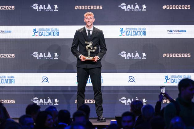 Nicolo Bertola of Spezia Calcio receives the award as Best Young Player of Serie B during the Gran Galà del Calcio 2025 Oscar del Calcio Awards AIC at Spazio Antologico East End Studios in Milan Milan Italy Copyright: xBEAUTIFULxSPORTS Carabellix