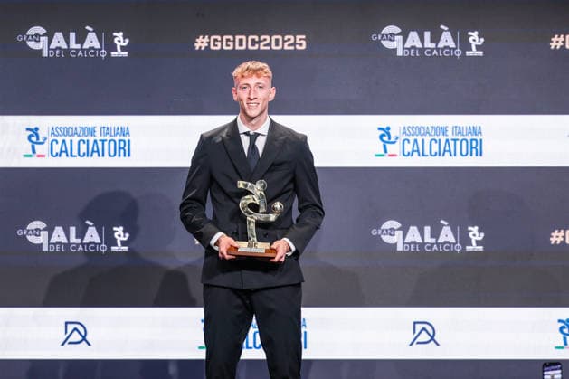 Nicolo Bertola of Spezia Calcio receives the award as Best Young Player of Serie B during the Gran Galà del Calcio 2025 Oscar del Calcio Awards AIC at Spazio Antologico East End Studios in Milan Milan Italy Copyright: xBEAUTIFULxSPORTS Carabellix