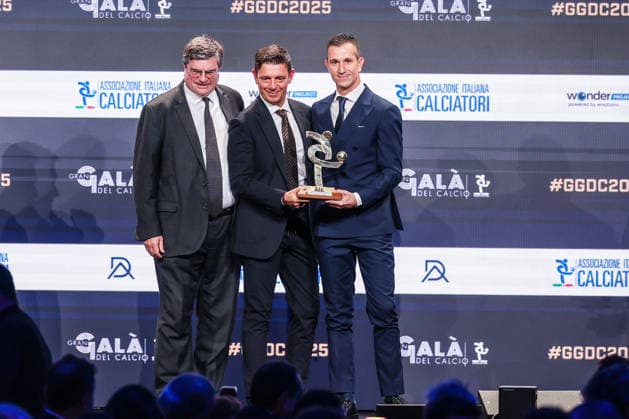(R) Referee Daniele Doveri receives the award as Best Referee of Season 2024-2025 during the Gran Galà del Calcio 2025 Oscar del Calcio Awards AIC at Spazio Antologico East End Studios in Milan Milan Italy Copyright: xBEAUTIFULxSPORTS Carabellix