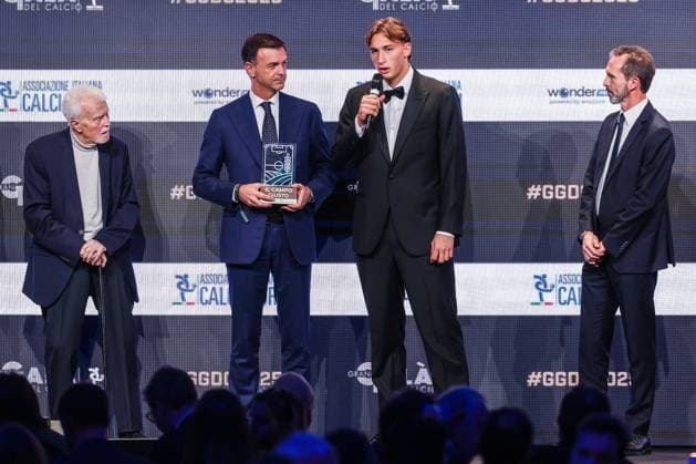 (2R) Francesco Pio Esposito of FC Internazionale receives Il Campo Giusto award during the Gran Galà del Calcio 2025 Oscar del Calcio Awards AIC at Spazio Antologico East End Studios in Milan Milan Italy Copyright: xBEAUTIFULxSPORTS Carabellix