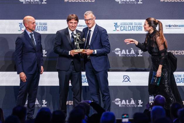 (2L) Antonio Conte Head Coach of SSC Napoli receives an award as Best Coach of season 2024-2025 during the Gran Galà del Calcio 2025 Oscar del Calcio Awards AIC at Spazio Antologico East End Studios in Milan Milan Italy Copyright: xBEAUTIFULxSPORTS Carabellix