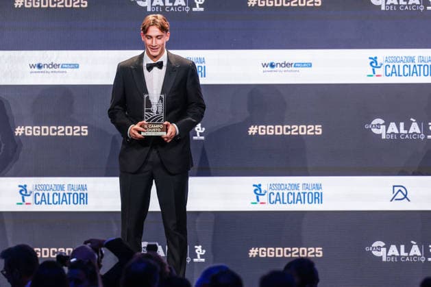 Francesco Pio Esposito of FC Internazionale receives Il Campo Giusto award during the Gran Galà del Calcio 2025 Oscar del Calcio Awards AIC at Spazio Antologico East End Studios in Milan Milan Italy Copyright: xBEAUTIFULxSPORTS Carabellix