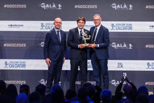 (C) Antonio Conte Head Coach of SSC Napoli receives an award as Best Coach of season 2024-2025 during the Gran Galà del Calcio 2025 Oscar del Calcio Awards AIC at Spazio Antologico East End Studios in Milan Milan Italy Copyright: xBEAUTIFULxSPORTS Carabellix