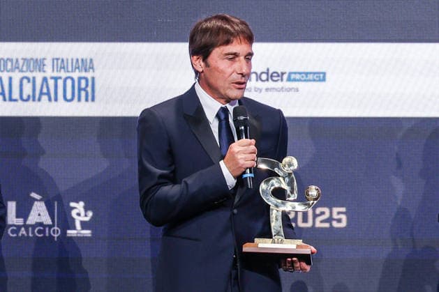 Antonio Conte Head Coach of SSC Napoli receives an award as Best Coach of season 2024-2025 during the Gran Galà del Calcio 2025 Oscar del Calcio Awards AIC at Spazio Antologico East End Studios in Milan Milan Italy Copyright: xBEAUTIFULxSPORTS Carabellix
