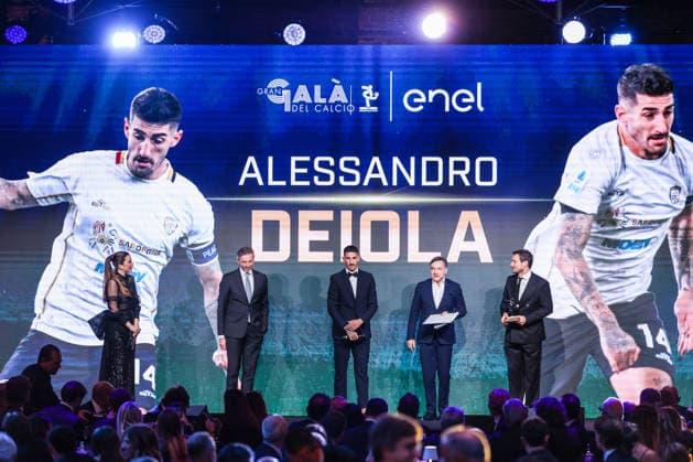 Alessandro Deiola of Cagliari Calcio receives the award as Best Goal of Season 2024-2025 during the Gran Galà del Calcio 2025 Oscar del Calcio Awards AIC at Spazio Antologico East End Studios in Milan Milan Italy Copyright: xBEAUTIFULxSPORTS Carabellix