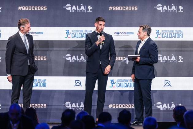 (C) Alessandro Deiola of Cagliari Calcio receives the award as Best Goal of Season 2024-2025 during the Gran Galà del Calcio 2025 Oscar del Calcio Awards AIC at Spazio Antologico East End Studios in Milan Milan Italy Copyright: xBEAUTIFULxSPORTS Carabellix