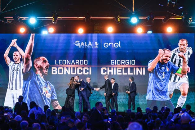 Giorgio Chiellini and Leonardo Bonucci Italian Former Football Players receive the Legends Award seen during the Gran Galà del Calcio 2025 Oscar del Calcio Awards AIC at Spazio Antologico East End Studios in Milan Milan Italy Copyright: xBEAUTIFULxSPORTS Carabellix