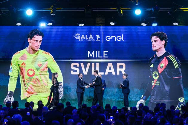Mile Svilar of AS Roma receives the award as Best Goalkeeper of Season 2024-2025 during the Gran Galà del Calcio 2025 Oscar del Calcio Awards AIC at Spazio Antologico East End Studios in Milan Milan Italy Copyright: xBEAUTIFULxSPORTS Carabellix