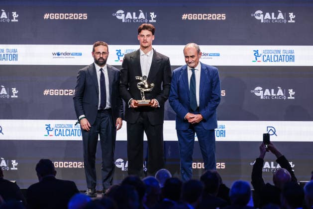 (C) Mile Svilar of AS Roma receives the award as Best Goalkeeper of Season 2024-2025 during the Gran Galà del Calcio 2025 Oscar del Calcio Awards AIC at Spazio Antologico East End Studios in Milan Milan Italy Copyright: xBEAUTIFULxSPORTS Carabellix