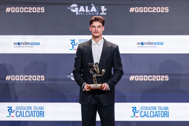 Mile Svilar of AS Roma receives the award as Best Goalkeeper of Season 2024-2025 during the Gran Galà del Calcio 2025 Oscar del Calcio Awards AIC at Spazio Antologico East End Studios in Milan Milan Italy Copyright: xBEAUTIFULxSPORTS Carabellix