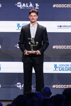 Mile Svilar of AS Roma receives the award as Best Goalkeeper of Season 2024-2025 during the Gran Galà del Calcio 2025 Oscar del Calcio Awards AIC at Spazio Antologico East End Studios in Milan Milan Italy Copyright: xBEAUTIFULxSPORTS Carabellix