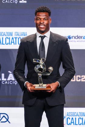 Denzel Dumfries of FC Internazionale receives the award as Best Defender of Season 2024-2025 during the Gran Galà del Calcio 2025 Oscar del Calcio Awards AIC at Spazio Antologico East End Studios in Milan Milan Italy Copyright: xBEAUTIFULxSPORTS Carabellix