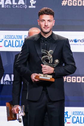 Amir Rrahmani of SSC Napoli receives the award as Best Defender of Season 2024-2025 during the Gran Galà del Calcio 2025 Oscar del Calcio Awards AIC at Spazio Antologico East End Studios in Milan Milan Italy Copyright: xBEAUTIFULxSPORTS Carabellix