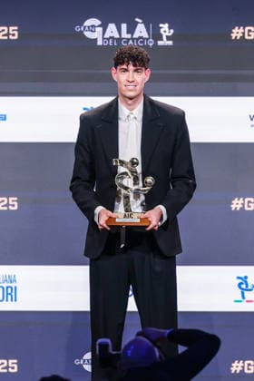 Alessandro Bastoni of FC Internazionale receives the award as Best Defender of Season 2024-2025 during the Gran Galà del Calcio 2025 Oscar del Calcio Awards AIC at Spazio Antologico East End Studios in Milan Milan Italy Copyright: xBEAUTIFULxSPORTS Carabellix