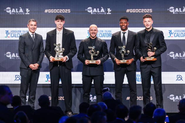 (L-R) Alessandro Billy Costacurta former professional footballer, Alessandro Bastoni, Federico Dimarco and Denzel Dumfries of FC Internazionale and Amir Rrahmani of SSC Napoli receives the award as Best Defender of Season 2024-2025 during the Gran Galà del Calcio 2025 Oscar del Calcio Awards AIC at Spazio Antologico East End Studios in Milan Milan Italy Copyright: xBEAUTIFULxSPORTS Carabellix