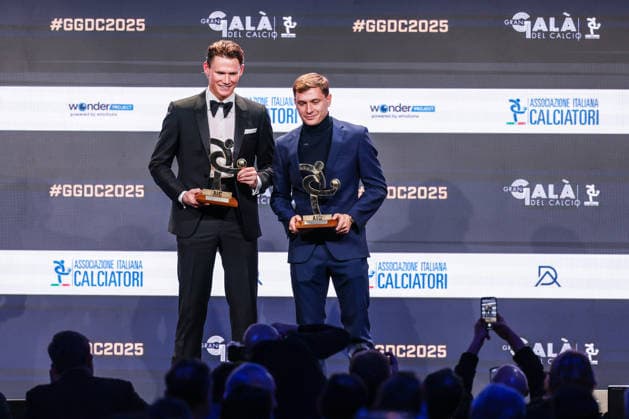 (L-R) Scott McTominay of SSC Napoli and Nicolò Barella of FC Internazionale receive the award as Best Midfielders of Season 2024-2025 during the Gran Galà del Calcio 2025 Oscar del Calcio Awards AIC at Spazio Antologico East End Studios in Milan Milan Italy Copyright: xBEAUTIFULxSPORTS Carabellix
