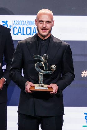 Federico Dimarco of FC Internazionale receives the award as Best Defender of Season 2024-2025 during the Gran Galà del Calcio 2025 Oscar del Calcio Awards AIC at Spazio Antologico East End Studios in Milan Milan Italy Copyright: xBEAUTIFULxSPORTS Carabellix