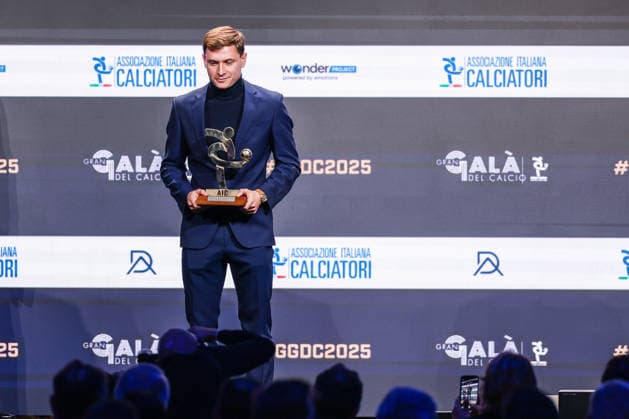 Nicolò Barella of FC Internazionale receives the award as Best Midfielders of Season 2024-2025 during the Gran Galà del Calcio 2025 Oscar del Calcio Awards AIC at Spazio Antologico East End Studios in Milan Milan Italy Copyright: xBEAUTIFULxSPORTS Carabellix
