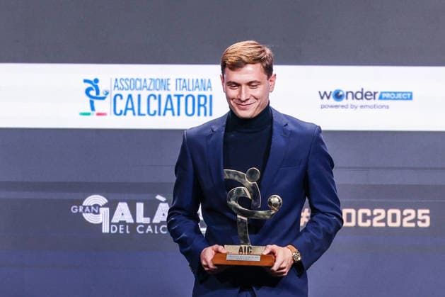 Nicolò Barella of FC Internazionale receives the award as Best Midfielders of Season 2024-2025 during the Gran Galà del Calcio 2025 Oscar del Calcio Awards AIC at Spazio Antologico East End Studios in Milan Milan Italy Copyright: xBEAUTIFULxSPORTS Carabellix