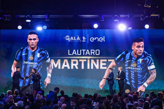 Lautaro Martinez of FC Internazionale receives the award as Best Striker of Season 2024-2025 during the Gran Galà del Calcio 2025 Oscar del Calcio Awards AIC at Spazio Antologico East End Studios in Milan Milan Italy Copyright: xBEAUTIFULxSPORTS Carabellix