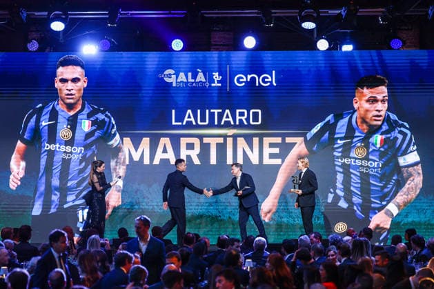 Lautaro Martinez of FC Internazionale receives the award as Best Striker of Season 2024-2025 during the Gran Galà del Calcio 2025 Oscar del Calcio Awards AIC at Spazio Antologico East End Studios in Milan Milan Italy Copyright: xBEAUTIFULxSPORTS Carabellix