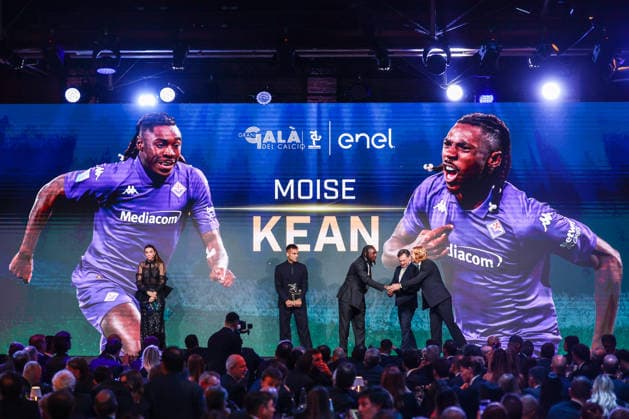 Moise Kean of ACF Fiorentina receives the award as Best Striker of Season 2024-2025 during the Gran Galà del Calcio 2025 Oscar del Calcio Awards AIC at Spazio Antologico East End Studios in Milan Milan Italy Copyright: xBEAUTIFULxSPORTS Carabellix
