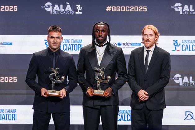 (L-R) Lautaro Martinez of FC Internazionale and Moise Kean of ACF Fiorentina receive the award as Best Striker of Season 2024-2025 during the Gran Galà del Calcio 2025 Oscar del Calcio Awards AIC at Spazio Antologico East End Studios in Milan Milan Italy Copyright: xBEAUTIFULxSPORTS Carabellix