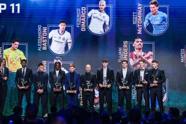 Denzel Dumfries of FC Internazionale, Lautaro Martinez of FC Internazionale, Moise Kean of ACF Fiorentina, Nicolò Barella of FC Internazionale, Federico Dimarco of FC Internazionale, Alessandro Bastoni of FC Internazionale, Mile Svilar of AS Roma, Mc Tominay of SSC Napoli and Amir Rrahmani of SSC Napoli poses for a portrait with award during the Gran Galà del Calcio 2025 Oscar del Calcio Awards AIC at Spazio Antologico East End Studios in Milan Milan Italy Copyright: xBEAUTIFULxSPORTS Carabellix