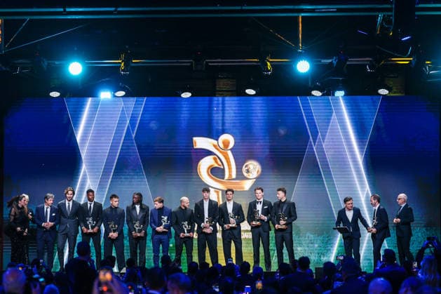 Denzel Dumfries of FC Internazionale, Lautaro Martinez of FC Internazionale, Moise Kean of ACF Fiorentina, Nicolò Barella of FC Internazionale, Federico Dimarco of FC Internazionale, Alessandro Bastoni of FC Internazionale, Mile Svilar of AS Roma, Mc Tominay of SSC Napoli and Amir Rrahmani of SSC Napoli poses for a portrait with award during the Gran Galà del Calcio 2025 Oscar del Calcio Awards AIC at Spazio Antologico East End Studios in Milan Milan Italy Copyright: xBEAUTIFULxSPORTS Carabellix