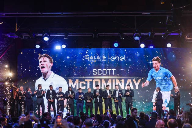 Scott McTominay of SSC Napoli receives the award as Best Player of Season 2024-2025 during the Gran Galà del Calcio 2025 Oscar del Calcio Awards AIC at Spazio Antologico East End Studios in Milan Milan Italy Copyright: xBEAUTIFULxSPORTS Carabellix