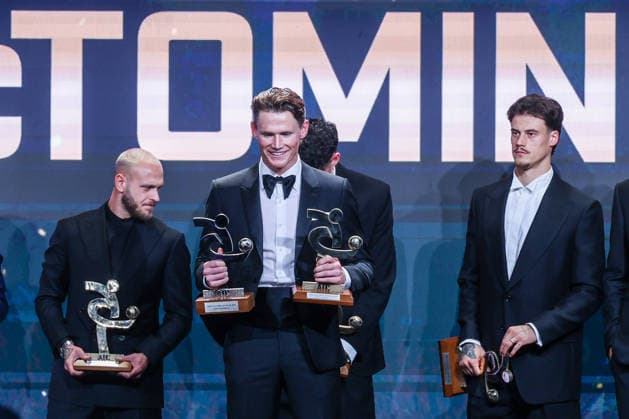 (C) Scott McTominay of SSC Napoli receives the award as Best Player of Season 2024-2025 during the Gran Galà del Calcio 2025 Oscar del Calcio Awards AIC at Spazio Antologico East End Studios in Milan Milan Italy Copyright: xBEAUTIFULxSPORTS Carabellix