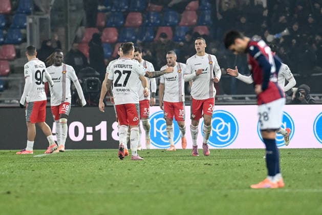 CALCIO - Serie A - Bologna FC vs US Cremonese Jamie Vardy (Cremonese) celebragted by his teammate after his goal during Bologna FC vs US Cremonese, Italian soccer Serie A match in Bologna, Italy, December 01 2025 Bologna Italy  Copyright: xIPAxSport ABACAx