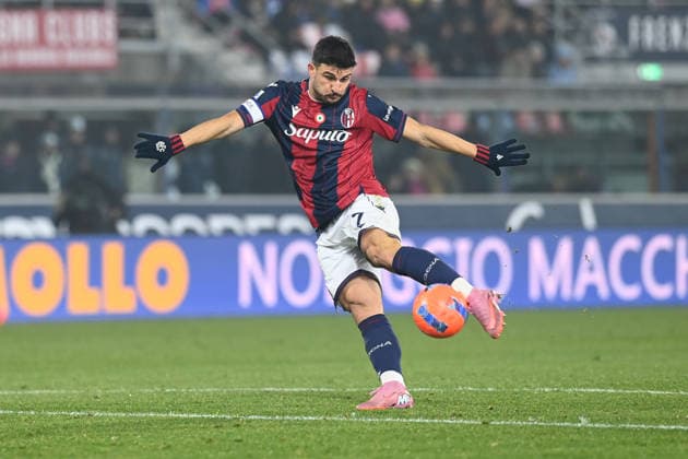 Riccardo Orsolini (Bologna Fc) shooting on goal good chance during Bologna FC vs US Cremonese, Italian soccer Serie A match in Bologna, Italy, December 01 2025  Copyright: xGianlucaxRicci IPAxSportx xipa-agency.netx xx IPA_68608819 IPA_Agency_IPA68608819
