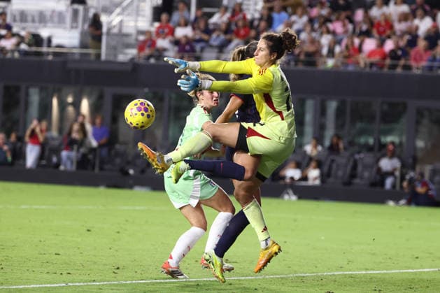 FT. LAUDERDALE, FL - DECEMBER 01: Italy Goalkeeper Francesca Durant (22) gets a knee from USWNT Forward Emma Sears (19) making a save during International Friendly, Länderspiel, Nationalmannschaft match between Italy and the United States on Monday, December 1, 2025 at Chase Stadium in Fort Lauderdale, FL. (Photo by Peter Joneleit Icon Sportswire) SOCCER: DEC 01 Women s USA vs Italy EDITORIAL USE ONLY Icon251201039
