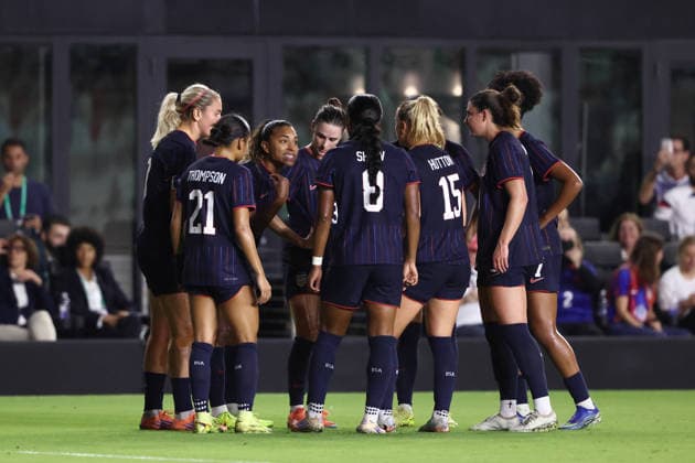FT. LAUDERDALE, FL - DECEMBER 01: team USWNT players chat after a goal in the first half during International Friendly, Länderspiel, Nationalmannschaft match between Italy and the United States on Monday, December 1, 2025 at Chase Stadium in Fort Lauderdale, FL. (Photo by Peter Joneleit Icon Sportswire) SOCCER: DEC 01 Women s USA vs Italy EDITORIAL USE ONLY Icon251201017