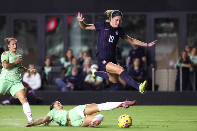 FT. LAUDERDALE, FL - DECEMBER 01: USWNT Defender Kate Wiesner (9) leaps over a tackle attempt by Italy Midfielder Emma Severini (8) during International Friendly, Länderspiel, Nationalmannschaft match between Italy and the United States on Monday, December 1, 2025 at Chase Stadium in Fort Lauderdale, FL. (Photo by Peter Joneleit Icon Sportswire) SOCCER: DEC 01 Women s USA vs Italy EDITORIAL USE ONLY Icon251201044