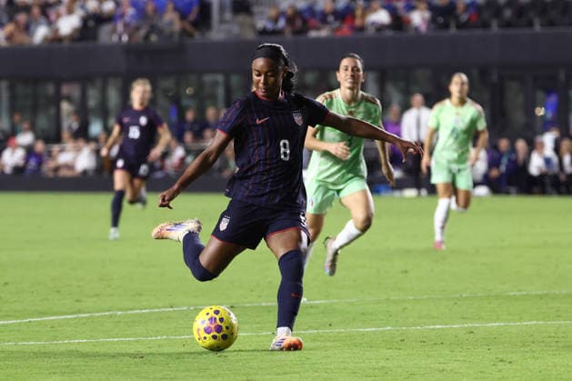 FT. LAUDERDALE, FL - DECEMBER 01: USWNT Forward Jaedyn Shaw (8) makes an attempt on goal during International Friendly, Länderspiel, Nationalmannschaft match between Italy and the United States on Monday, December 1, 2025 at Chase Stadium in Fort Lauderdale, FL. (Photo by Peter Joneleit Icon Sportswire) SOCCER: DEC 01 Women s USA vs Italy EDITORIAL USE ONLY Icon251201049