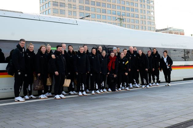 Handball, Women Germany Train journey to Dortmund the team from Germany in front of the ICE Federal Republic of Germany Germany