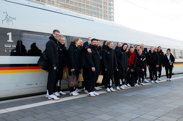 Handball, Women Germany Train journey to Dortmund the team from Germany in front of the ICE Federal Republic of Germany Germany