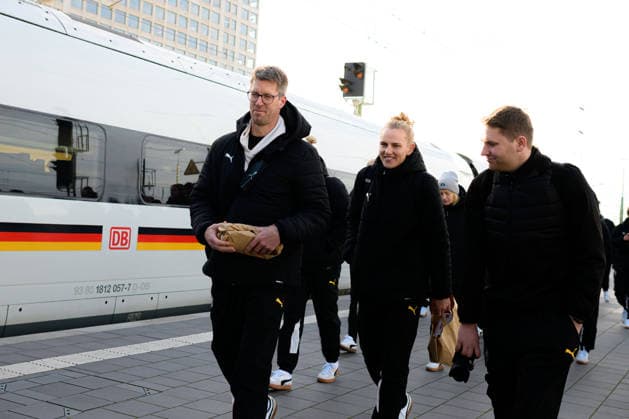Handball, Women Germany Train journey to Dortmund Coach Markus Gaugisch Germany , Annika Lott Germany Germany