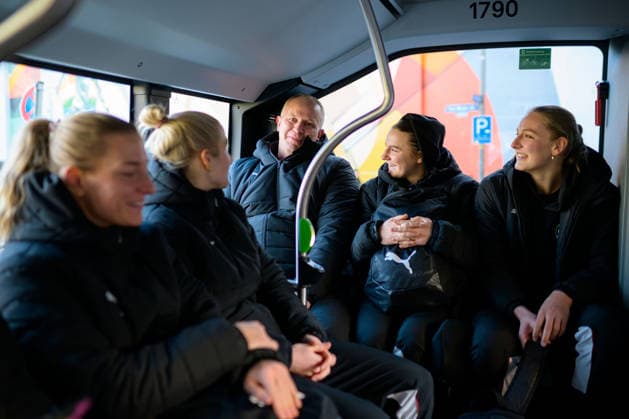 Handball, Women Germany Train journey to Dortmund from left Jenny Behrend Germany , Goalkeeper Katharina Filter Germany , Athletics coach Dr. Simon Overkamp Germany , Mareike Thomaier Germany , Viola Leuchter Germany during transfer from train station to hotel Germany