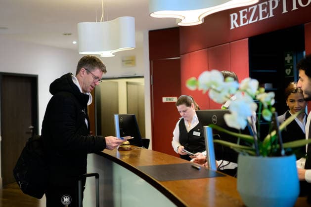 Handball, Women Germany Train journey to Dortmund Coach Markus Gaugisch Germany at check-in at the Hotel Germany