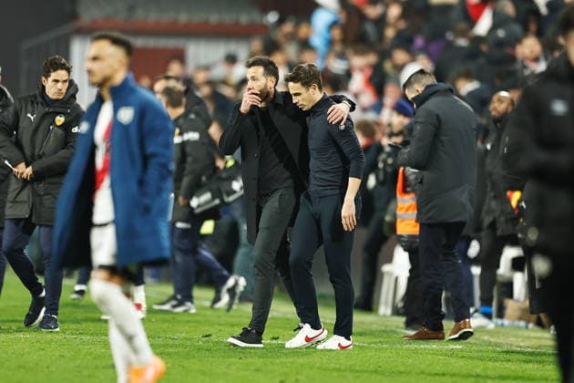 (L-R) Carlos Corberan (Valencia), Inigo Perez (RayoVallecano), DECEMBER 1, 2025 - Football Soccer : Spanish LaLiga EA Sports match between Rayo Vallecano de Madrid - Valencia CF at the Estadio de Vallecas in Madrid, Spain. Noxthirdxpartyxsales  aflo_312210743
