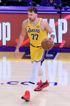 December 1, 2025, Los Angeles, California, USA: Luka Doncic 77 of the Los Angeles Lakers during their regular season NBA, Basketball Herren, USA game against the Phoenix Suns on Monday December 1, 2025 at Crypto.com Arena in Los Angeles, California. ARIANA RUIZ PI Los Angeles USA - ZUMAp124 20251201_zaa_p124_003 Copyright: xArianaxRuizx