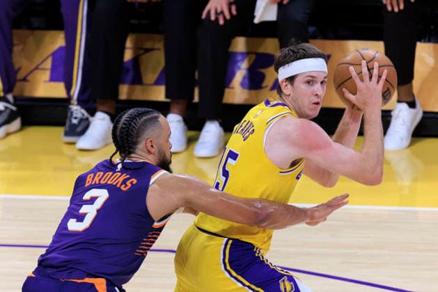 December 1, 2025, Los Angeles, California, USA: Austin Reaves 15 of the Los Angeles Lakers receives the ball as Dillon Brooks 3 of the Phoenix Suns defends during their regular season NBA, Basketball Herren, USA game on Monday December 1, 2025 at Crypto.com Arena in Los Angeles, California. ARIANA RUIZ PI Los Angeles USA - ZUMAp124 20251201_zaa_p124_006 Copyright: xArianaxRuizx