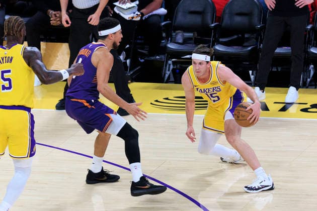 December 1, 2025, Los Angeles, California, USA: Austin Reaves 15 of the Los Angeles Lakers drives past Devin Booker 1 of the Phoenix Suns during their regular season NBA, Basketball Herren, USA game on Monday December 1, 2025 at Crypto.com Arena in Los Angeles, California. ARIANA RUIZ PI Los Angeles USA - ZUMAp124 20251201_zaa_p124_008 Copyright: xArianaxRuizx