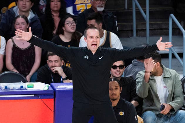 December 1, 2025, Los Angeles, California, USA: Phoenix Suns head coach Jordan Ott directs against the Los Angeles Lakers during an NBA, Basketball Herren, USA basketball game, in Los Angeles Monday Dec. 1, 2025. Los Angeles USA - ZUMAc68_ 20251201_zaf_c68_019 Copyright: xRingoxChiux