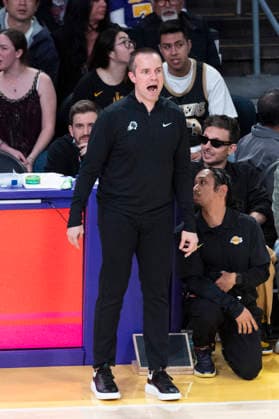 December 1, 2025, Los Angeles, California, USA: Phoenix Suns head coach Jordan Ott directs against the Los Angeles Lakers during an NBA, Basketball Herren, USA basketball game, in Los Angeles Monday Dec. 1, 2025. Los Angeles USA - ZUMAc68_ 20251201_zaf_c68_055 Copyright: xRingoxChiux